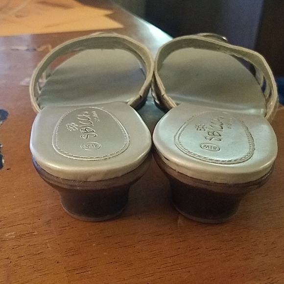 Sbicca 8.5W Strap Silde Metallic 1.5" Heel - Picture 2 of 6